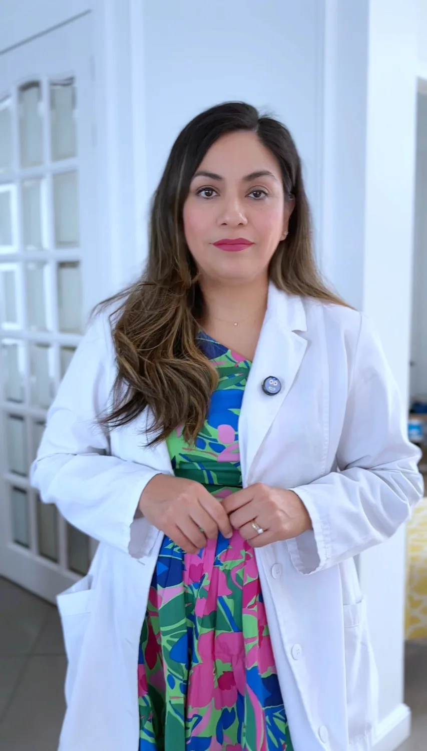Dra. Ericka Parra Gavilanes en su entorno de atención médica