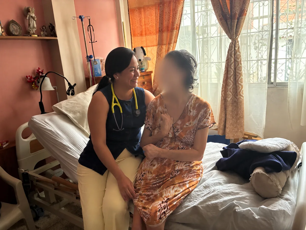 Visita médica domiciliaria con el rostro de la paciente anonimizado