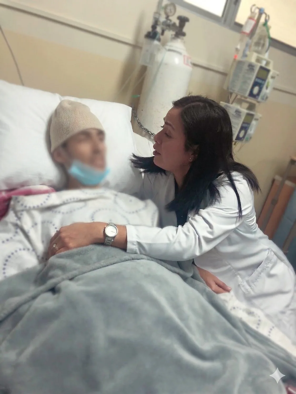 Acompañamiento médico durante hospitalización, con rostro del paciente anonimizado