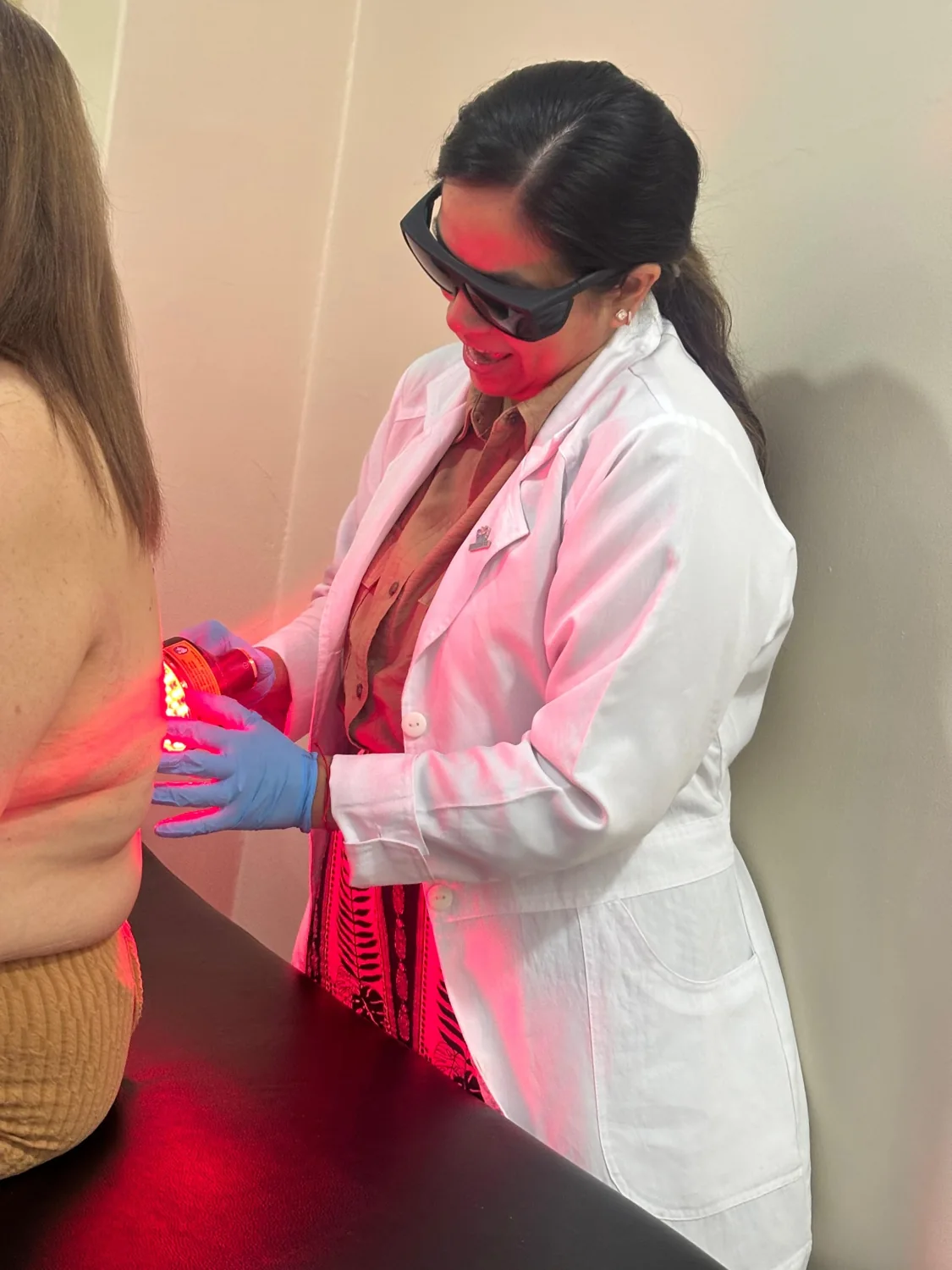 Aplicación real de fotobiomodulación THOR por la Dra. Ericka Parra